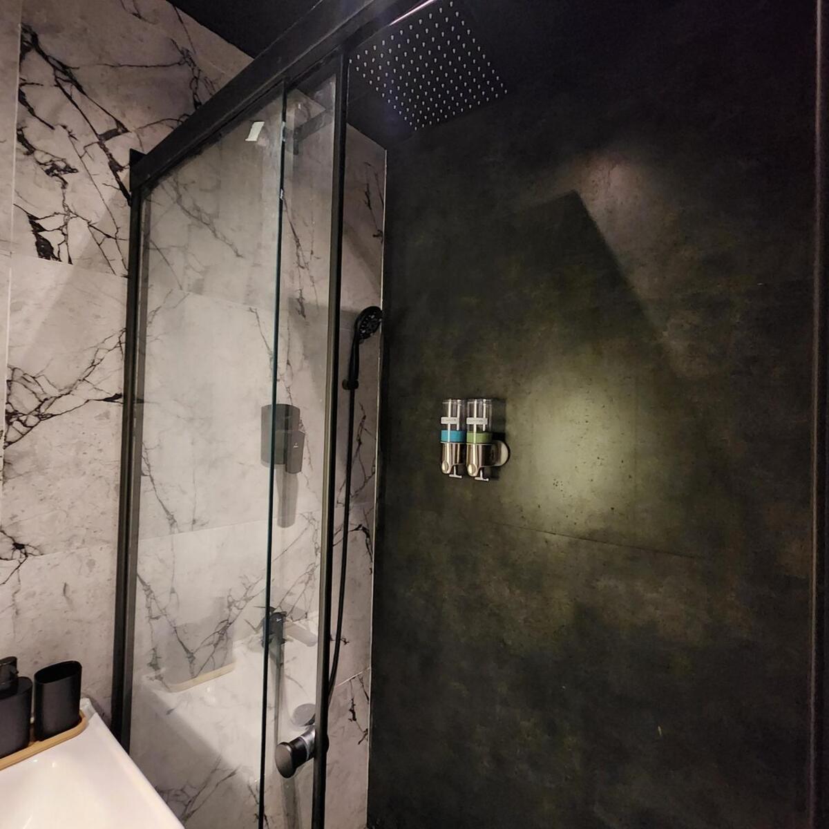 Stylish Comfort Near Airport, Bus And Train Apartment *