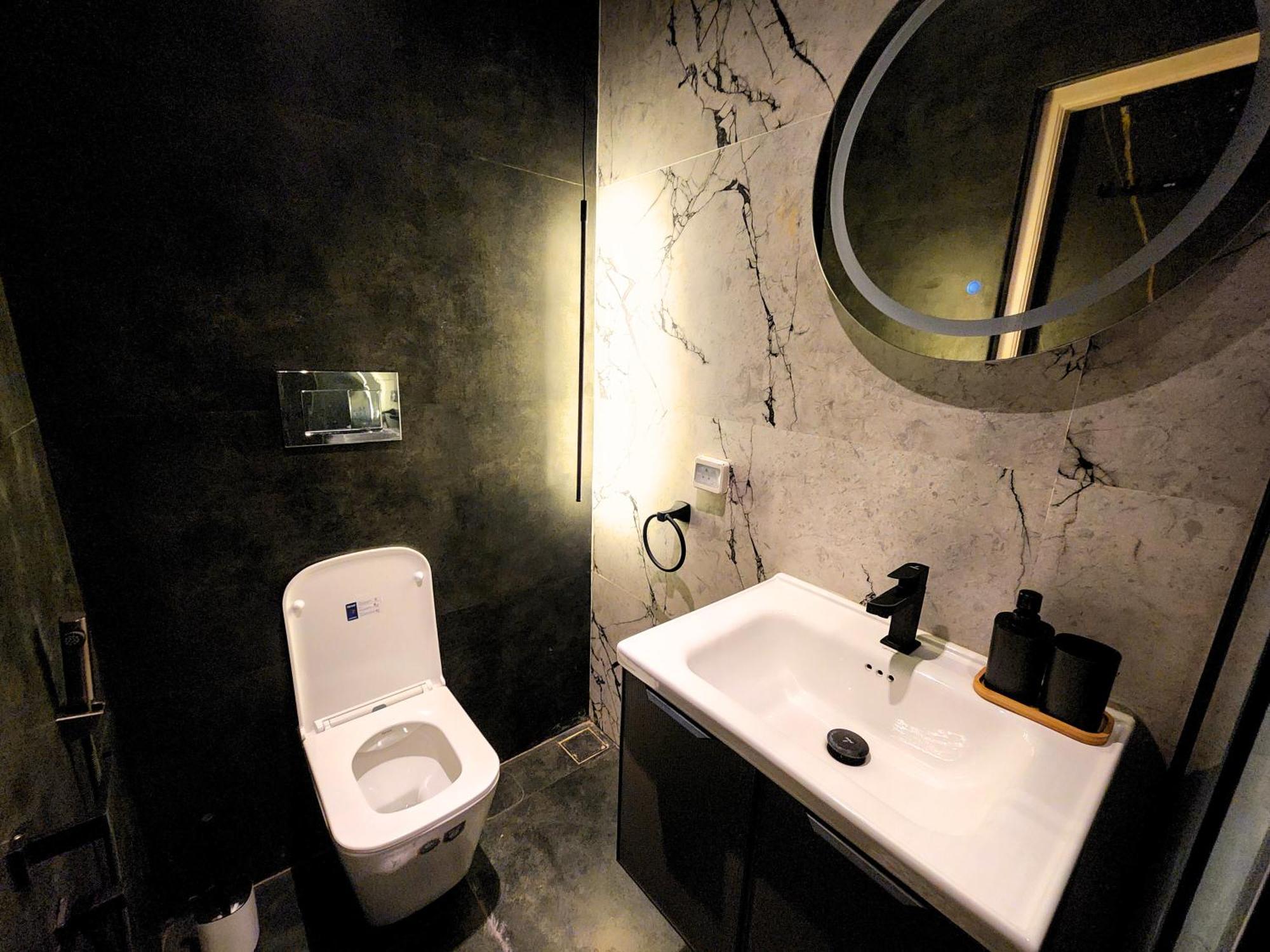 Apartment Stylish Comfort Near Airport, Bus And Train